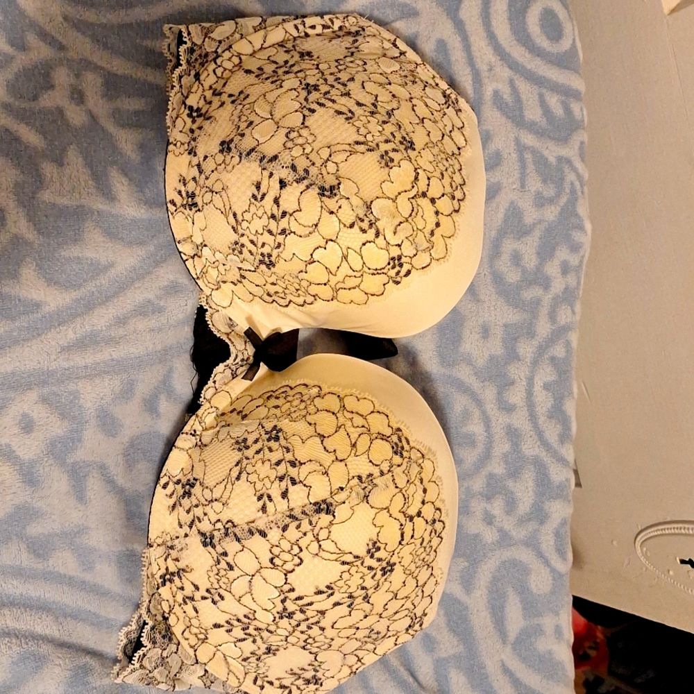 Beautiful Like New Black and Cream Lace Dream Angels Push Up Bra. ***